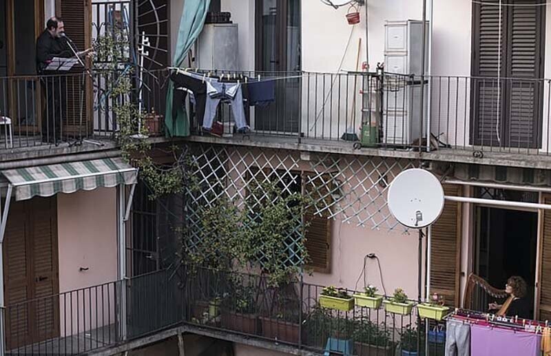 Итальянцы устроили музыкальное световое шоу со своих балконов