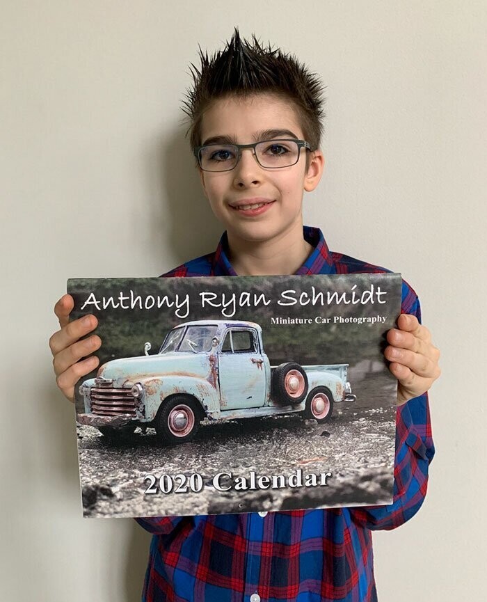 12-летний мальчик с аутизмом зарабатывает на снимках моделек авто