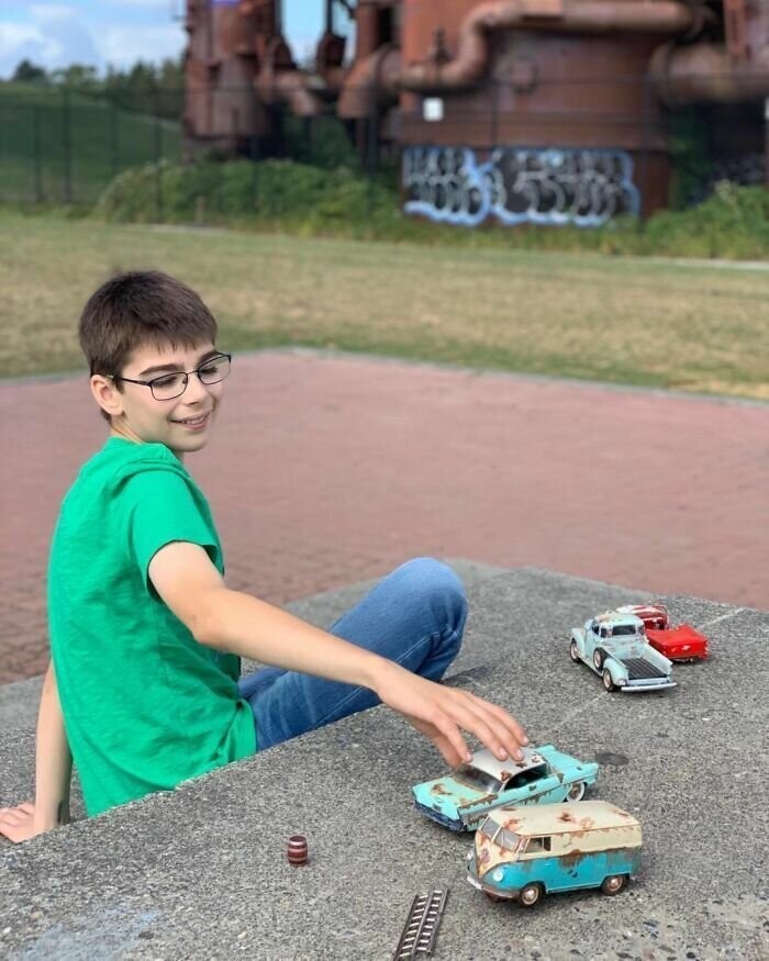 12-летний мальчик с аутизмом зарабатывает на снимках моделек авто