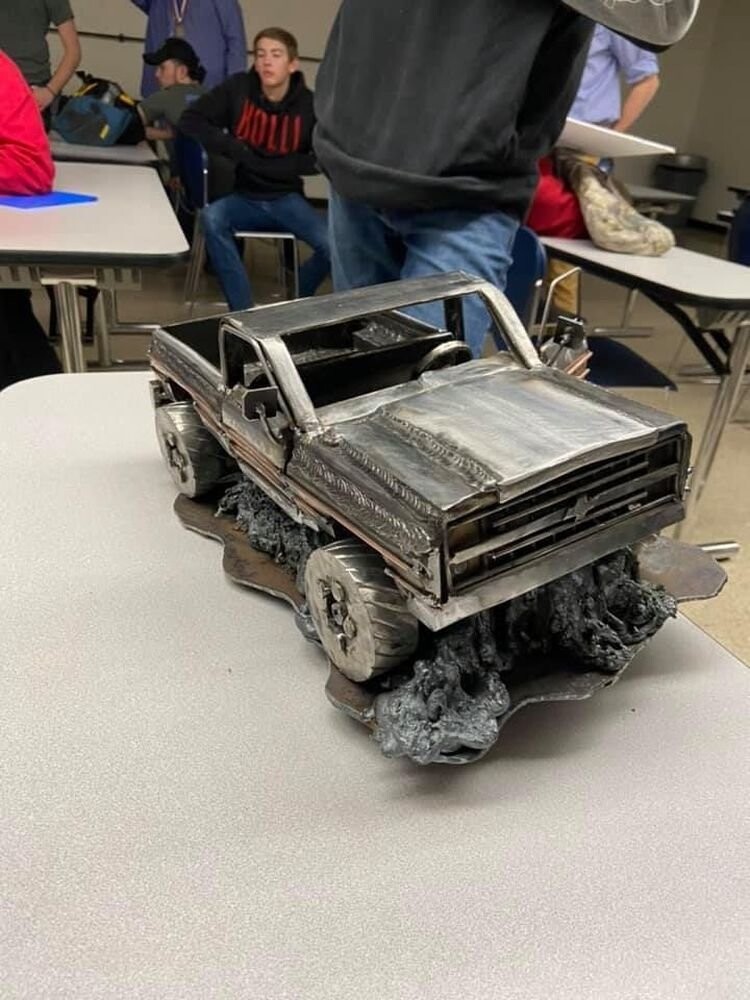 В США старшеклассница сварила из металлолома модель пикапа Chevy