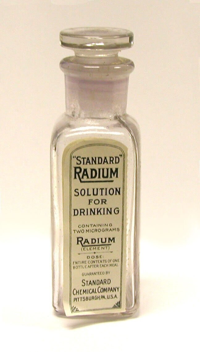 Бутылка стандартного раствора радия для питья, произведенная (около 1915-1925) компанией Radium Chemical из Питтсбурга,