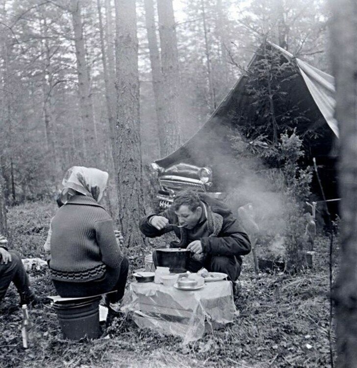26. Юрий Гагарин во время пикника в лесу.