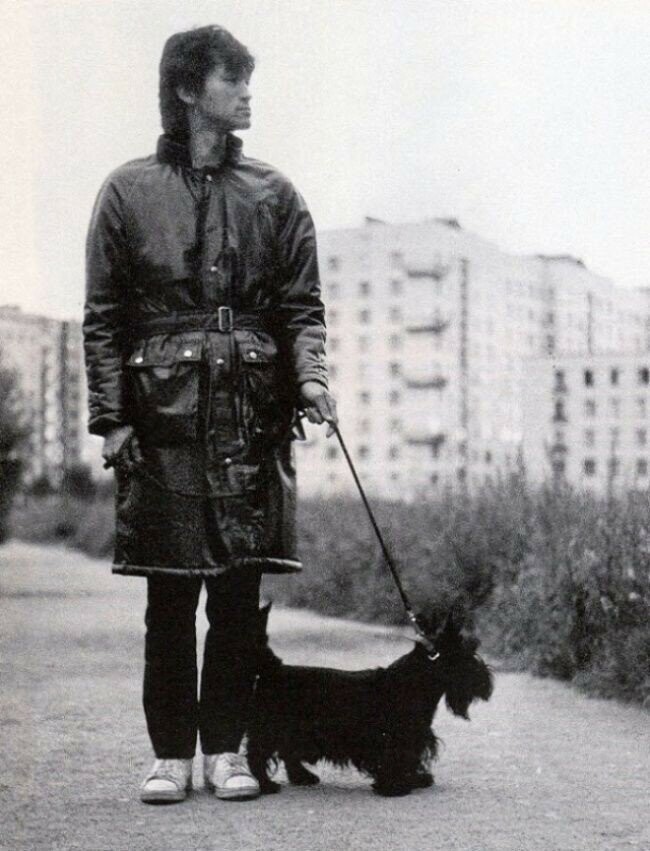 7. Виктор Цой и Бил на прогулке, сентябрь 1985 года.