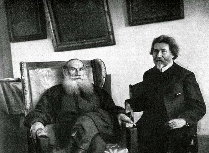 2. Лев Толстой и Илья Репин в Ясной Поляне, 1907 год.