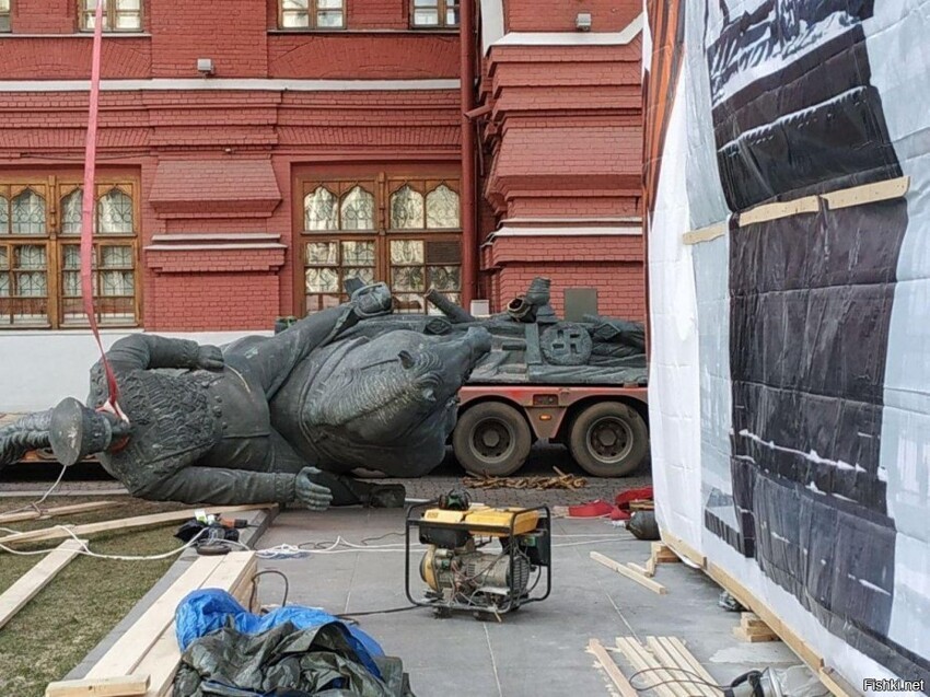 Сегодня в Москве на Манежной площади,в условиях информационной тишины,был убр...