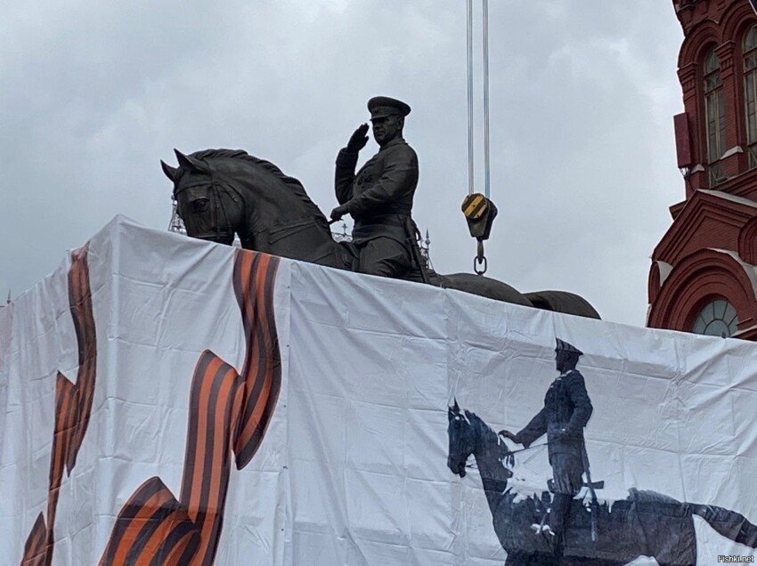 Сегодня в Москве на Манежной площади,в условиях информационной тишины,был убр...