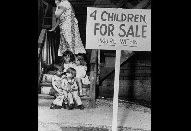 Матери стало стыдно из-за того, что она выставила на продажу своих 4 детей.