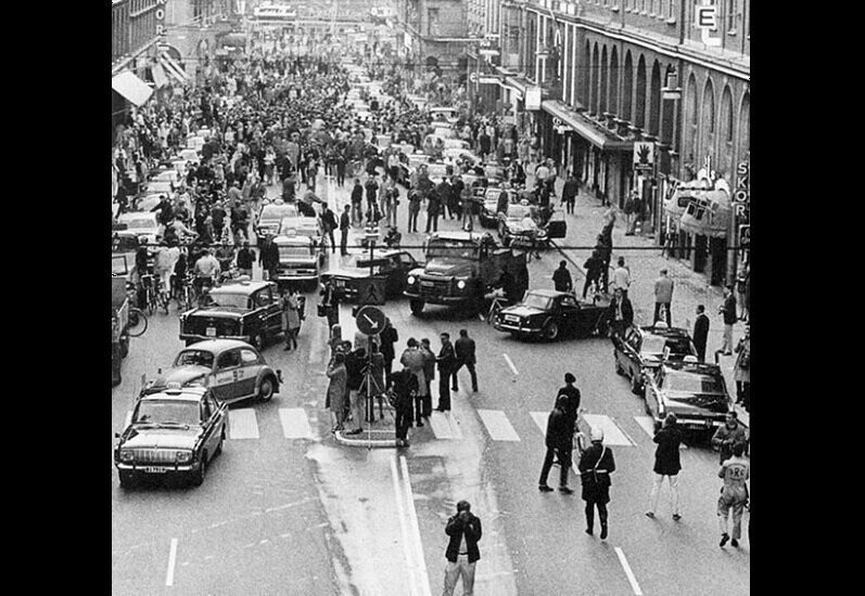 Первое утро перехода Швеции с левостороннего движения, на правостороннее в 1967 году.