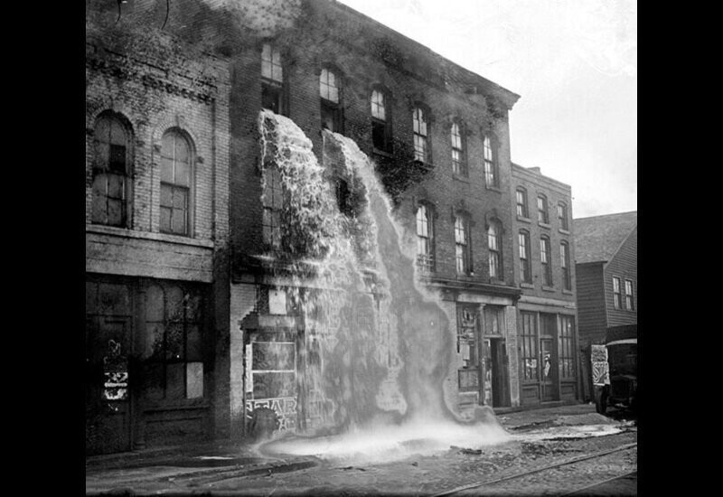 Нелегальный алкоголь выливают из окон во времена сухого закона в Детройте, 1929 год.