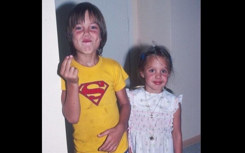 На фото будущая звезда — маленькая Анджелина Джоли со старшим братом Джеймсом. Снимок сделан в начале 80-х годов.