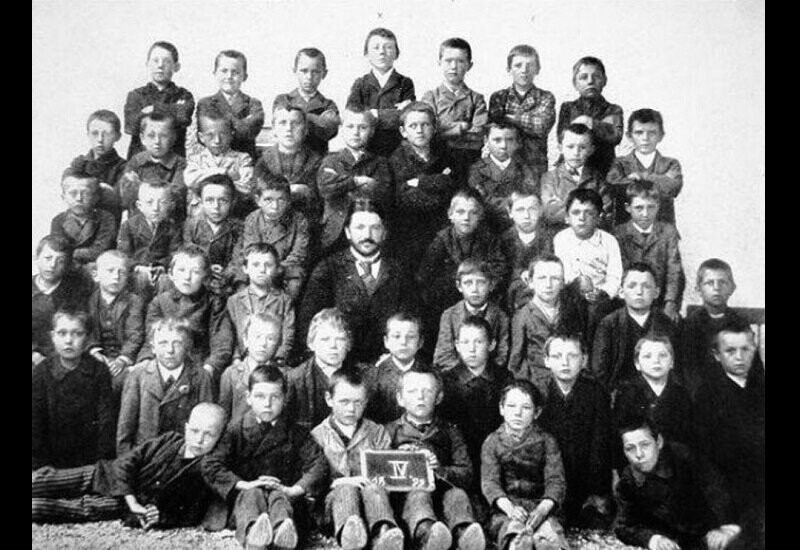 Гитлер в 4 классе, посередине в самом верхнем ряду.