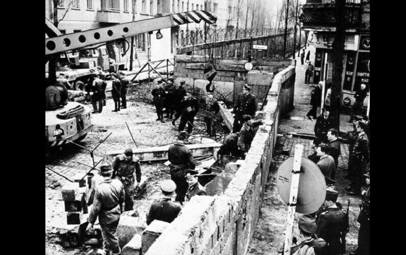 Сооружение Берлинской стены в 1961 году.