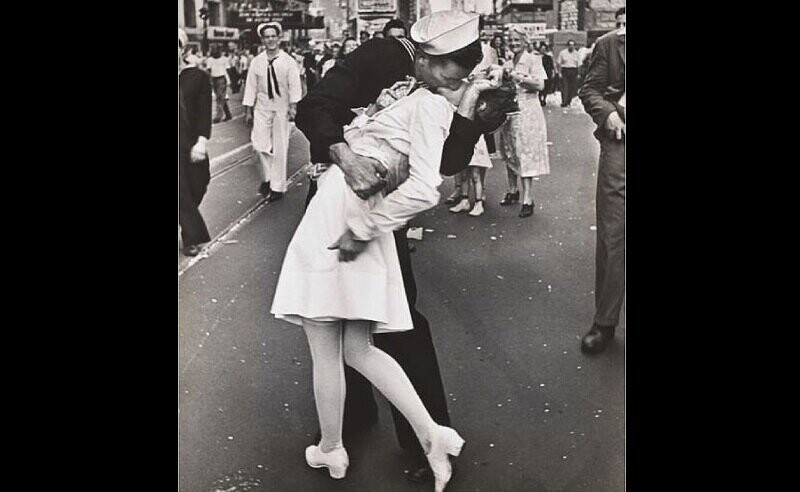 Знаменитый поцелуй моряка и медсестры на таймс-сквер 14 августа 1945 года.