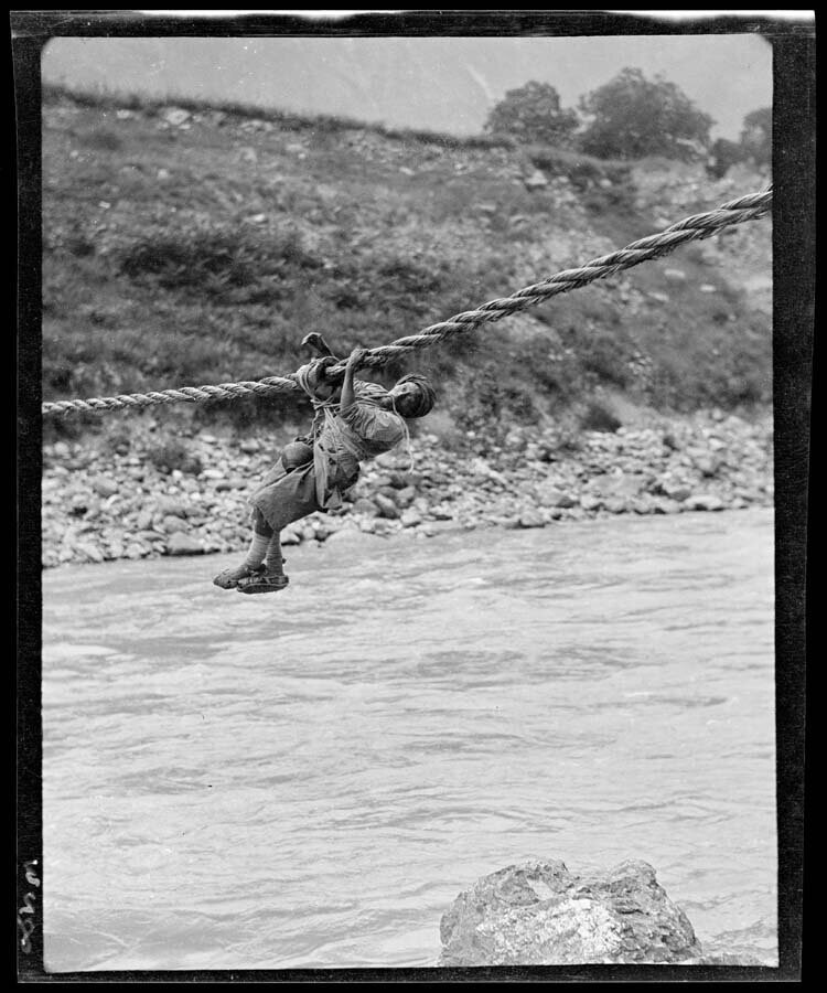 Мужчина на веревочном мосту, Цзагуньао, 1917-1919