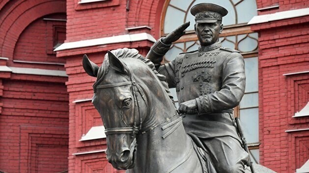 В Москве демонтировали временный памятник Жукову