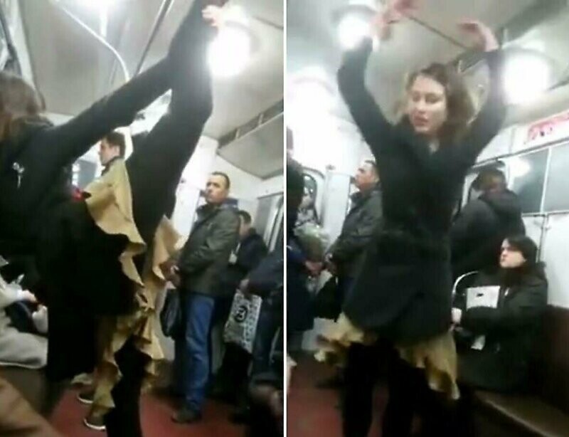 Странный танец девушки в вагоне метро Санкт-Петербурга