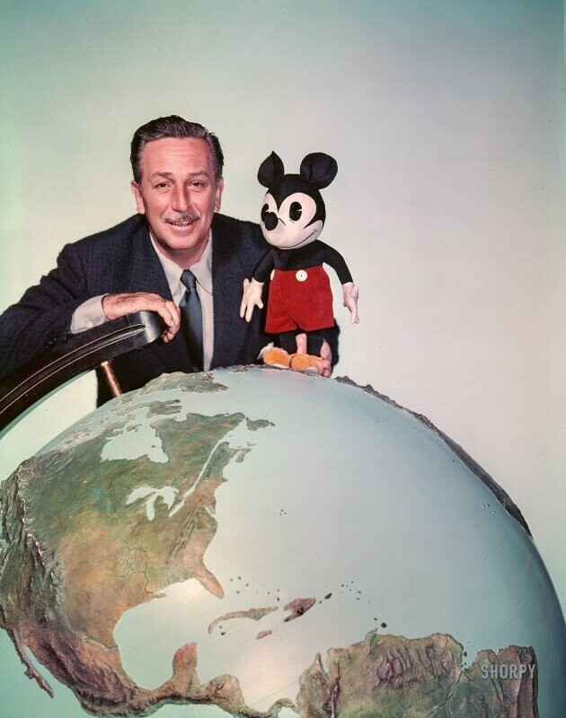 Уолт Дисней с игрушечным Микки Маусом на глобусе. 1954