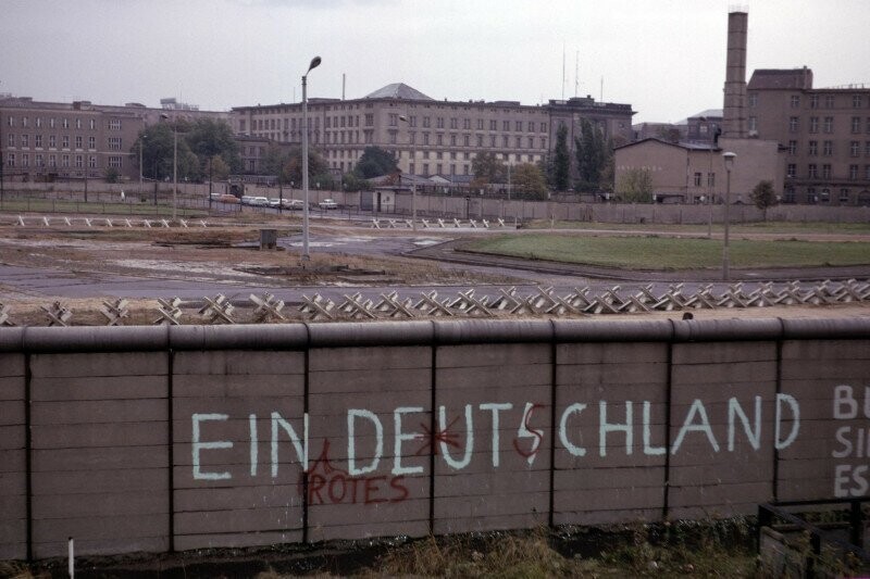 «Одна (красная) Германия» - фотография, через Берлинскую стену, март 1974 г.