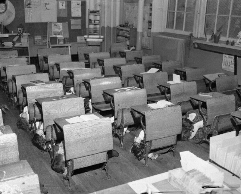 Американские школьники учатся прятаться от "советской ядерной бомбы". Тренировочный урок в 1950-е