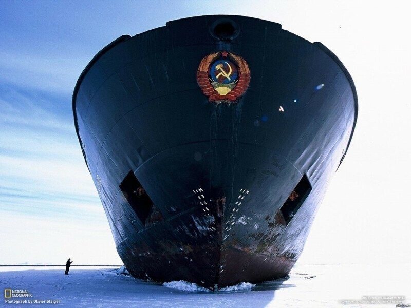 Капитан Александр Баринов рядом с ледоколом «Капитан Хлебников». Арктика, 1980-е
