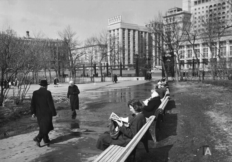 Александровский сад в Москве. Фото Наума Грановского. Апрель 1965 г.