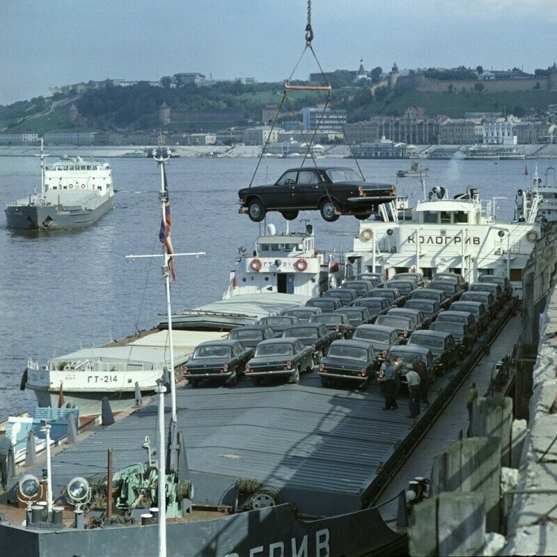 Погрузка черных седанов ГАЗ-24 "Волга" на судно "Кологрив". 1970-е