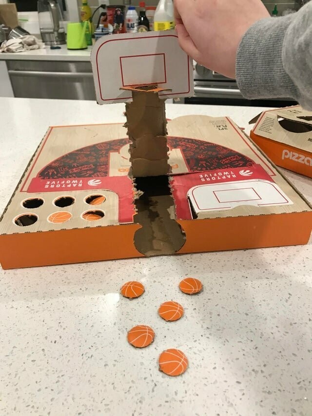 Коробка для пиццы, которая превращается в мини-баскетбол