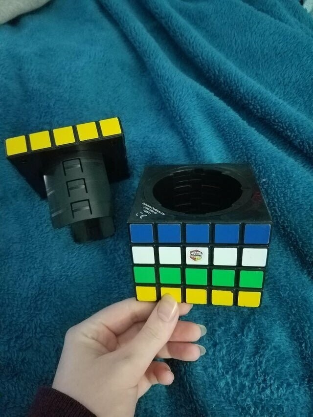 Это кубик Рубика для сокрытия вещей. Вы должны собрать по цветам цветам, чтобы разблокировать его
