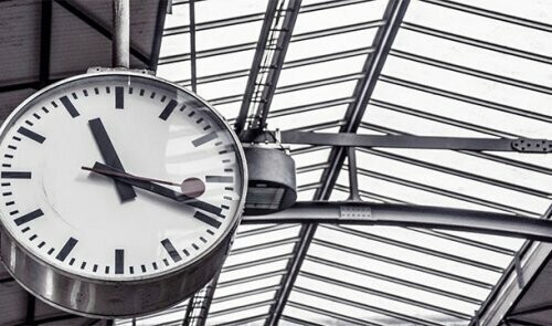 12. Редкие случаи, когда японские поезда опаздывают на час или более, могут стать главной новостью дня (в 2012 году поезда в Японии опаздывали, в среднем, на 0,6 минуты).