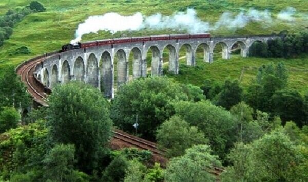 25. Железнодорожная линия Вест-Хайленд, по которому в фильме про Гарри Поттера ехал Хогвартский экспресс — это реально существующий маршрут. Поезда курсируют по нему каждый день.