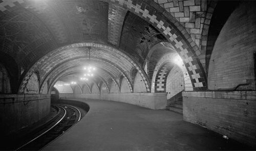 14. Под ратушей Нью-Йорка находится заброшенная станция метро, которую можно увидеть, если сесть на поезд 6 маршрута.