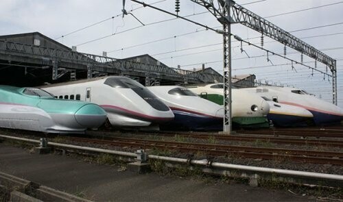 13. Японские поезда известны своим точным графиком.