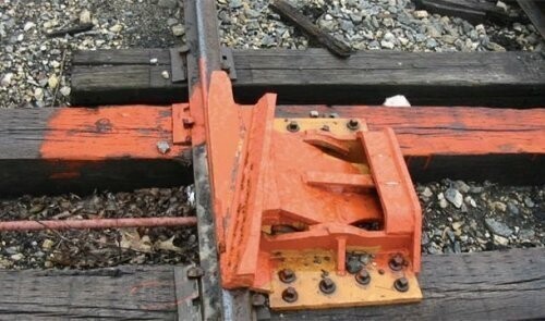 23. Сбрасыватель с рельсов (derailer) — это механизм, который преднамеренно сбрасывает поезд с рельсов, когда тот въезжает в запрещённую зону.