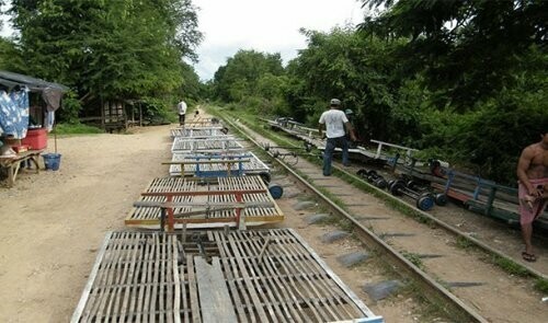 15. После того как железная дорога Камбоджи, находившаяся на бюджете государства, прекратила функционировать и стала ненадёжной, жители некоторых районов страны начали создавать самодельные поезда из бамбука (они называются "норрисы").