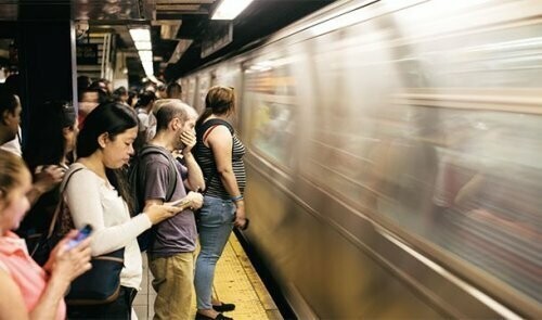 16. В 1993 году Керон Томас (Keron Thomas) захватил поезд в метро Нью-Йорка и вёл его в течение 3 часов, пока не был схвачен полицией. На тот момент ему было 16 лет.