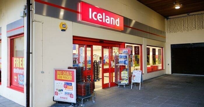 Супермаркет в Великобритании открыл двери своего магазина на два часа только для пожилых людей, чтобы они могли совершить покупки