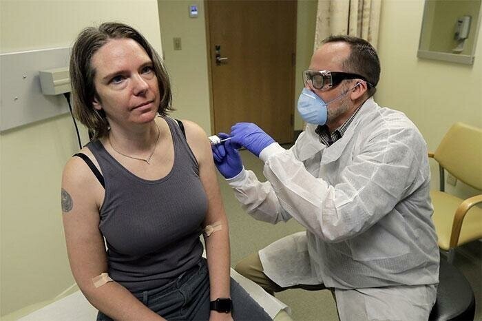 Дженнифер Халлер, первый человек в мире, которому будет введена экспериментальная вакцина против COVID-19
