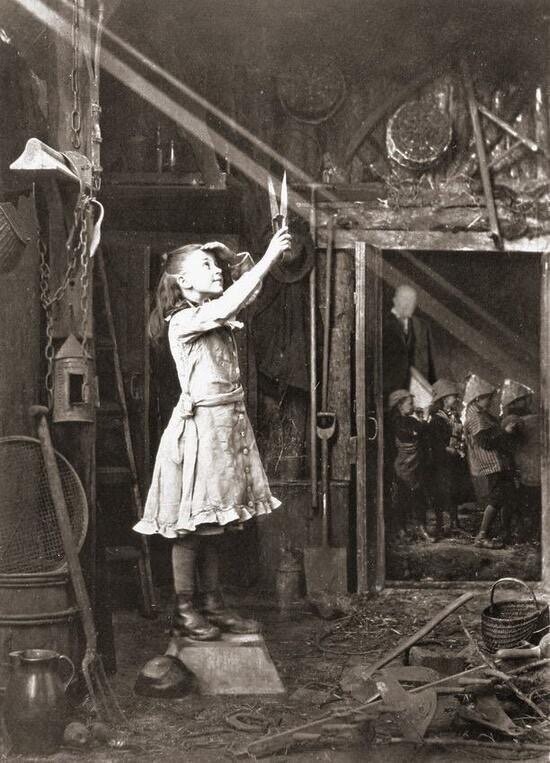 Девочка "режет" ножницами солнечный луч. Шотландия, 1886 год.