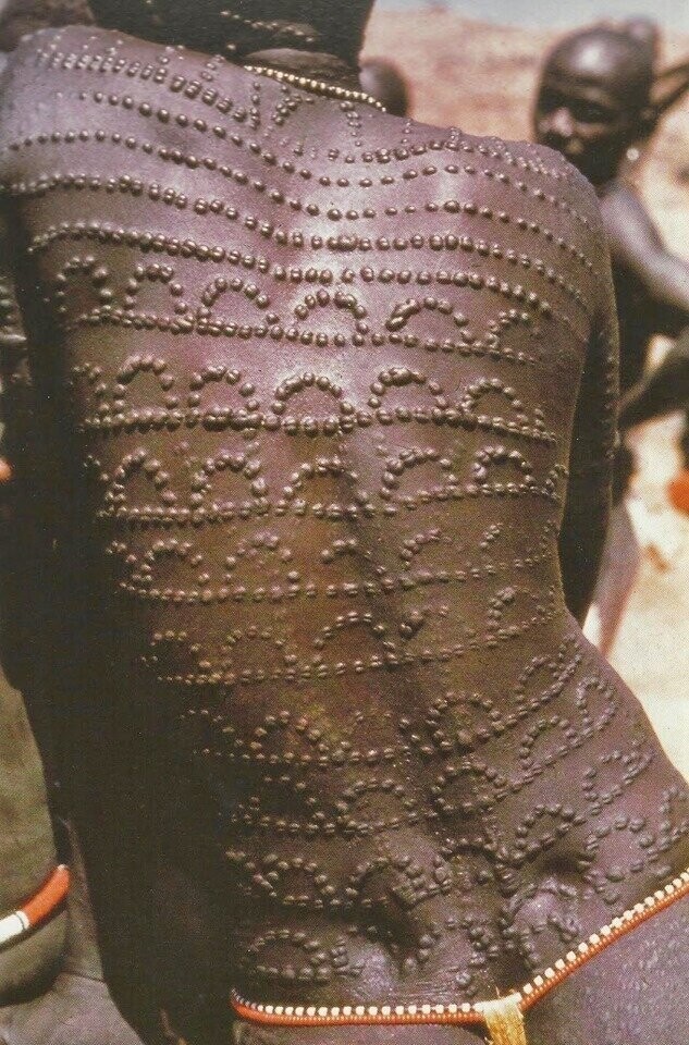 «Шрамы красоты» на спине женщины из племени нубы. Судан. 1966