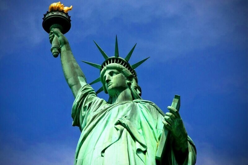 Какую книгу держит американская статуя Свободы? - «Как и Почему»