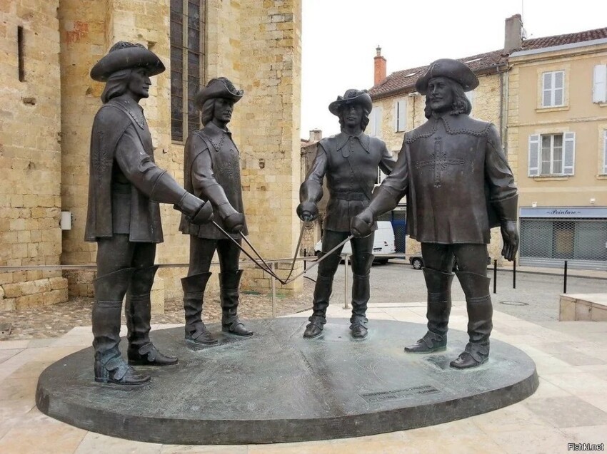 Памятник трём советским мушкетёрам из фильма во Франции