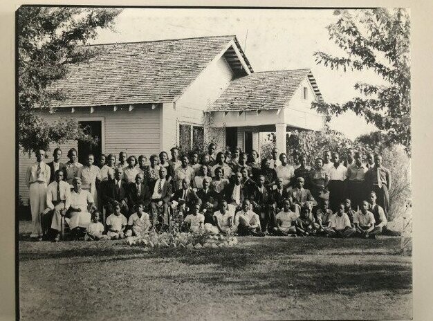 3. "Это портрет моей семьи, 1940 год, Арканзас. Тут моя бабушка с братьями и сестрами, мой прадед, его братья и сестры, моя пра-прабабушка... все на одном снимке!"