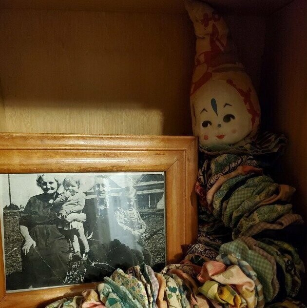 29. "Кукла, которую для меня сделала моя прабабушка. Это она на фотографии - с моим прадедом, моей тетей и моим дядей"