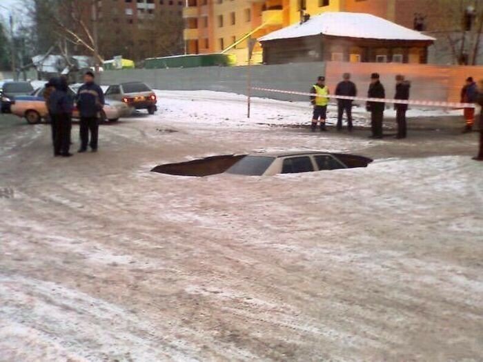 5. Иногда причиной обвала асфальта может быть авария на сетях Водоканала, ливень и дорожные работы