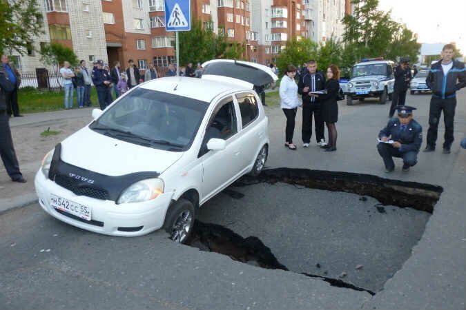 14. Из-за провала асфальта даже припаркованная машина, в которой никого нет, может провалиться в яму