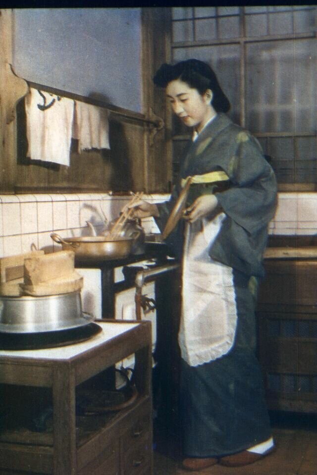 На обратной стороне снимка сказано: "Японская жена чиста и красива, когда готовит еду"