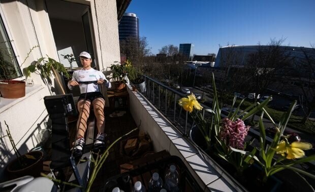Йоханнес Вайссенфельд, член немецкой гребной восьмерки, тренируется на балконе своей квартиры в Дортмунде