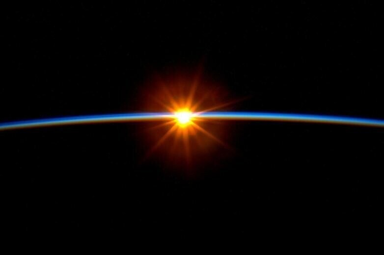 Восход солнца, сфотографированный из космоса.