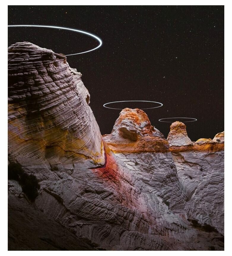 3 летающих беспилотника освещают каньон.