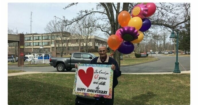 В 67-ю годовщину свадьбы этот мужчина пришел к жене в клинику с плакатом: "Я 67 лет любил тебя и люблю до сих пор"